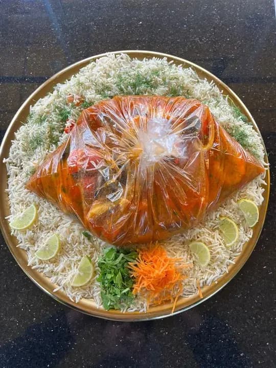 صينية كيس حراري - صينية تكتيكيه مميزه تضم (جمبري جامبو_كاليماري_بلح البحر _كابوريا _سويت كورن بخلطه فسفور المميزه +3/4 ك رز بسمتي